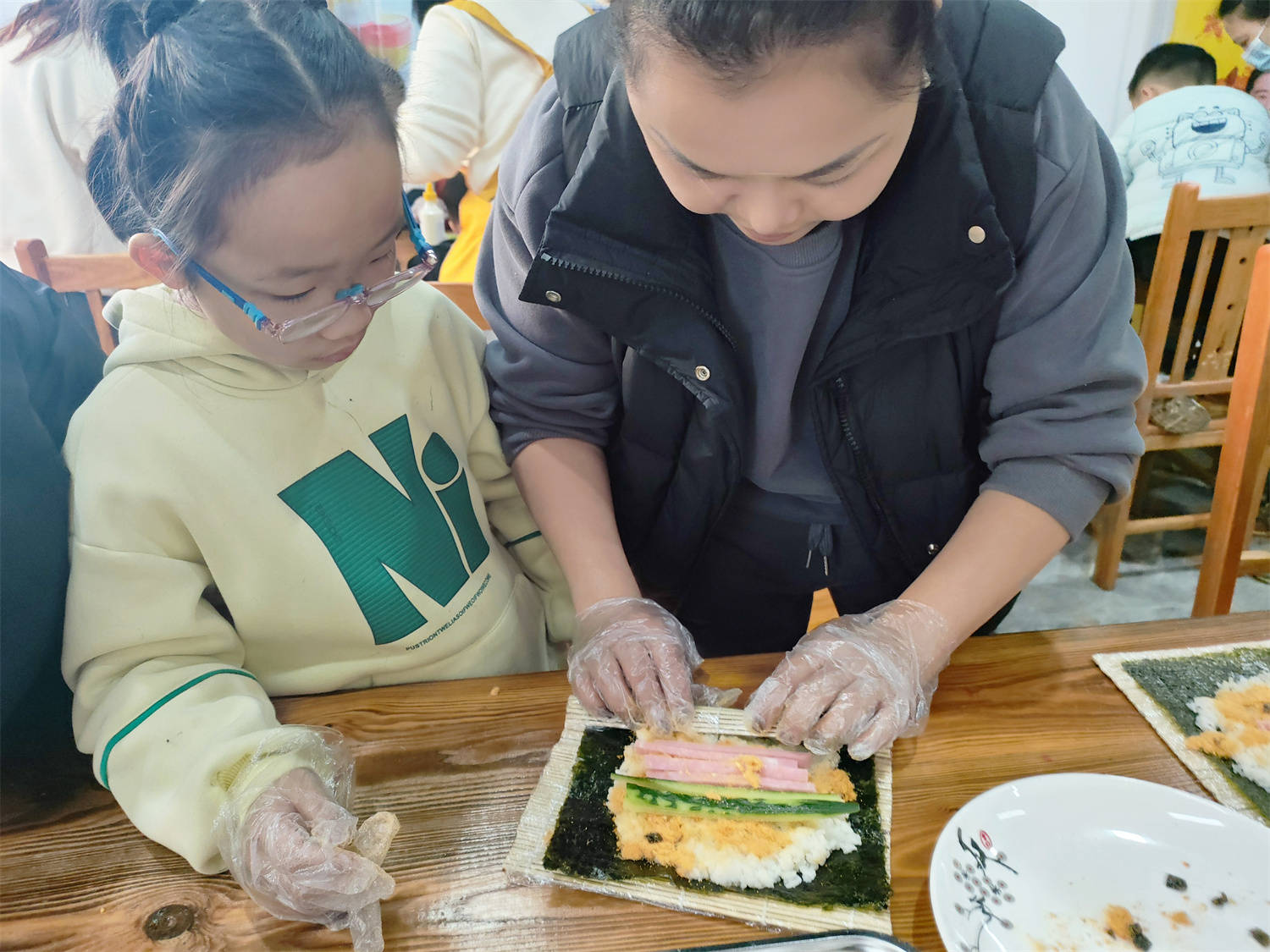 【壹基金儿童服务站瑞金站】寿司diy亲子活动火热进行_孩子_妈妈_家长