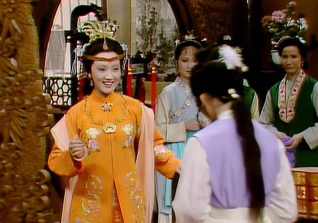 王熙凤清高自傲,为何一个穷小子,仅用15两银子就能"拿下她"_贾母_贾