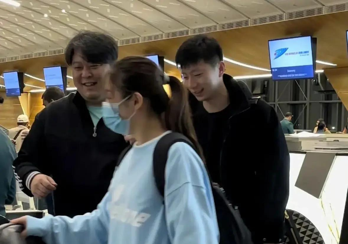 大梦和孙逊教练也在一起,陈梦这次比赛表现也很好,虽然决赛1-4负于