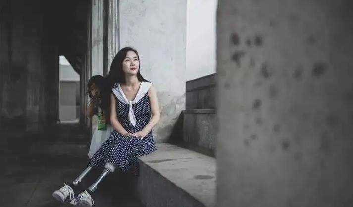 汶川地震中丧失双腿的廖智,6年后再嫁华裔学霸,儿女双全很幸福_废墟