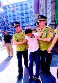 2003年刘涌被判死刑后,押到殡仪馆抬进执行车,行刑时他未作挣扎