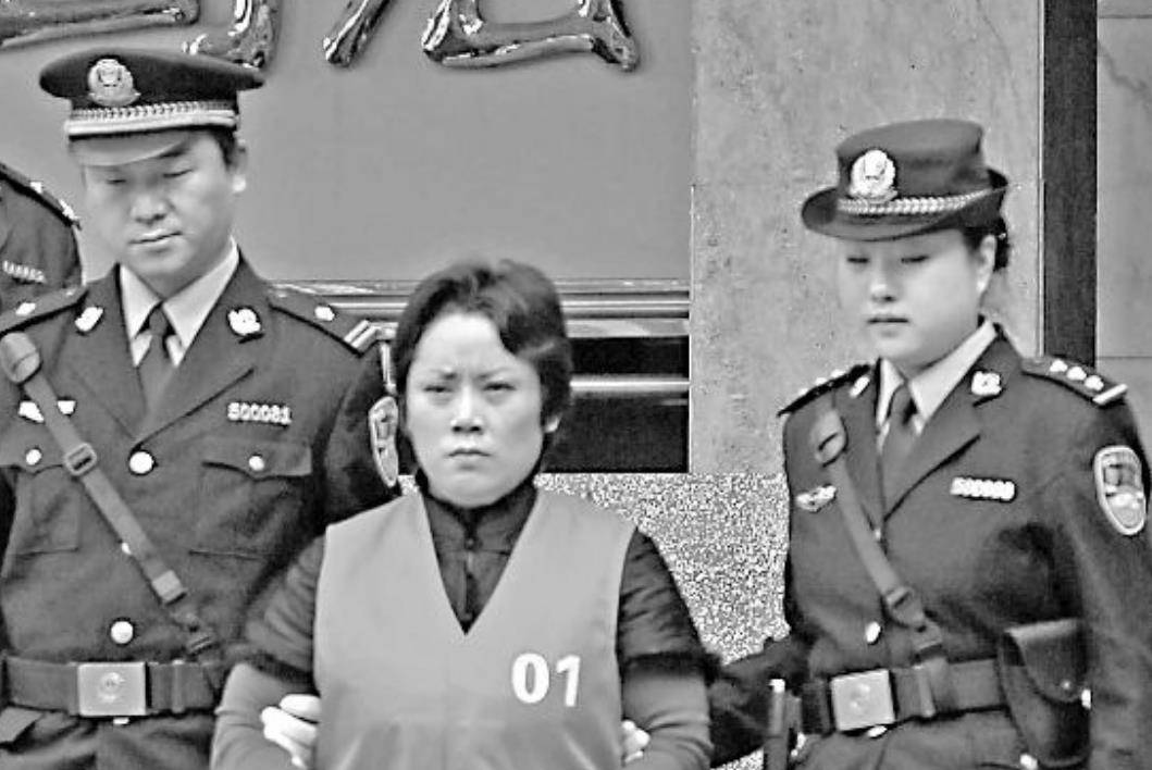 谢才萍自己潜逃的过程中,还不忘带上自己最爱的"小白脸"罗璇