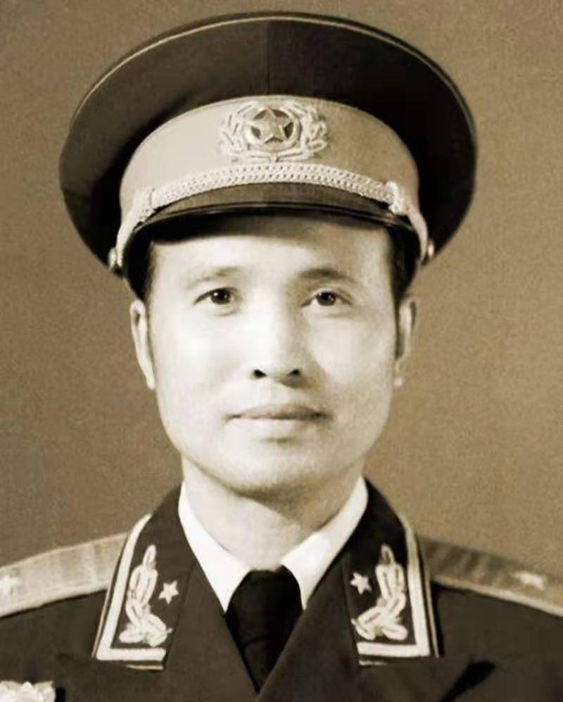 成都军区副司令员陈明义在办公门岗说有人找，将军说：是什么人？