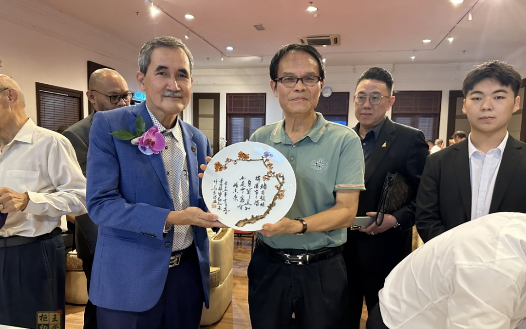 与雪兰莪州皇室亲王现场创作《梅花》为主题的作品宁勤征老师不仅仅是