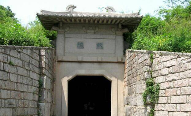 被五代十国的吴国权臣徐温收为养子(也有说在战争中被杨行密收为养子