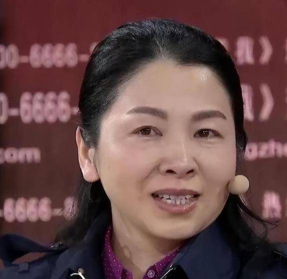 到了县城上学的小明十分惦记易彩虹姐姐,所以,一到放假他就赶忙回去找