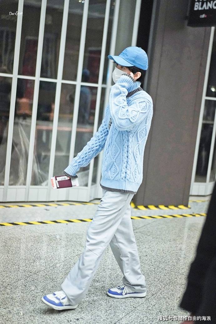 王俊凯机场最新路透,飞抵巴黎时装周,期待王俊凯看秀造型_时尚_盛会