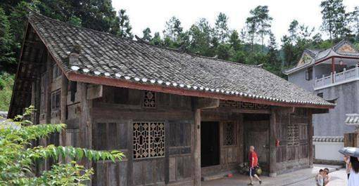 湖北一困难户,家住价值8亿金丝楠木老房子,儿子却穷到打光棍_世益