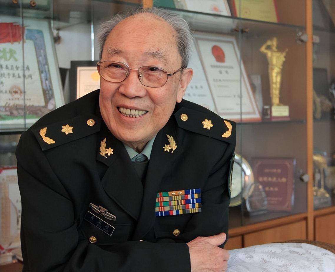 吴孟超:27岁从军,服役70年享受上将待遇,与袁隆平同一天去世_老先生
