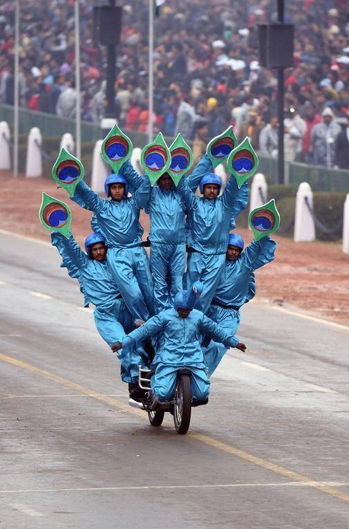 印度军人摩托车"超载"大表演,向世界宣示了什么?