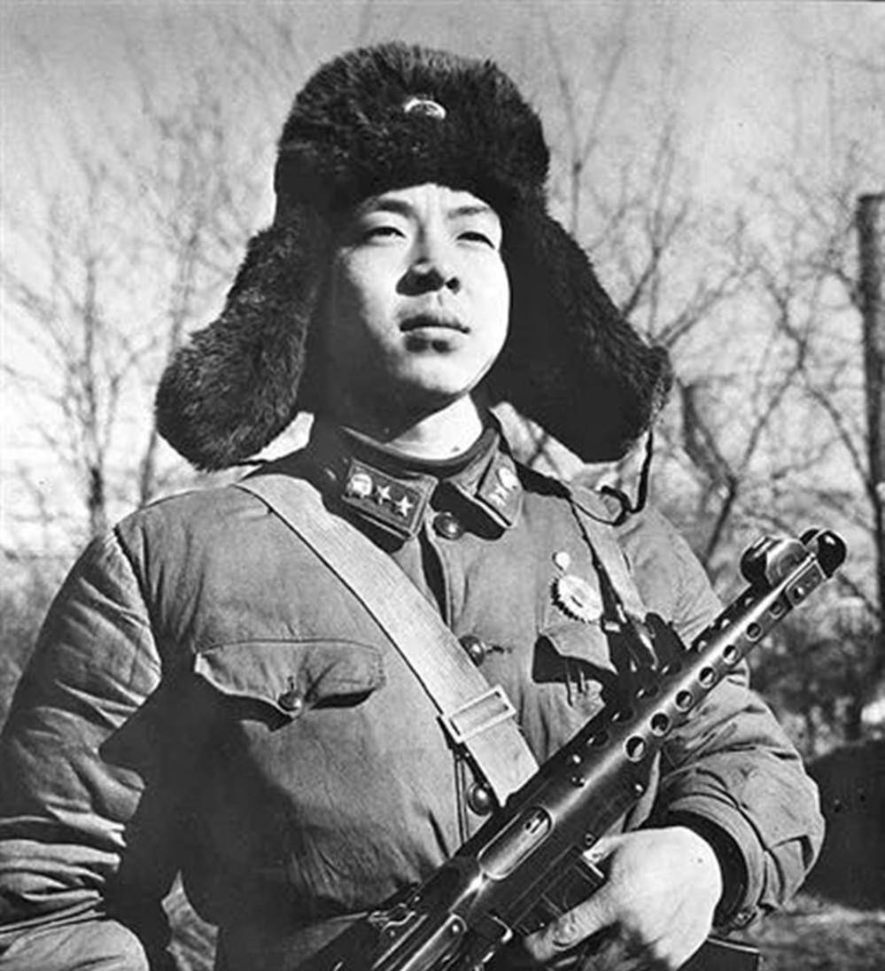 这一年,雷锋22岁,如此年轻优秀的他本该有光明的前途,本能为祖国和