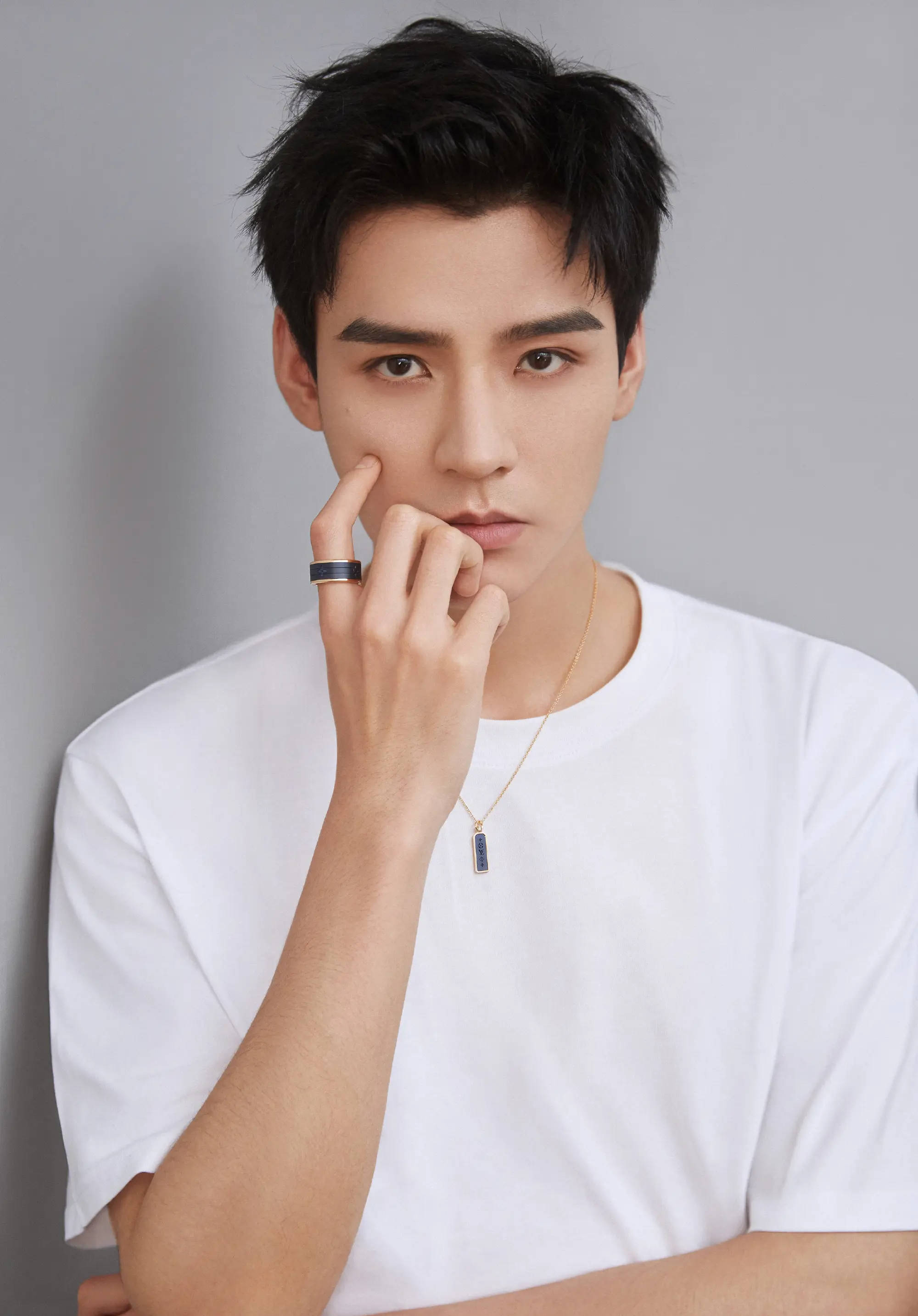 据天眼查app显示,近日,成都铁路运输第一法院向颜某某公告送达龚俊诉