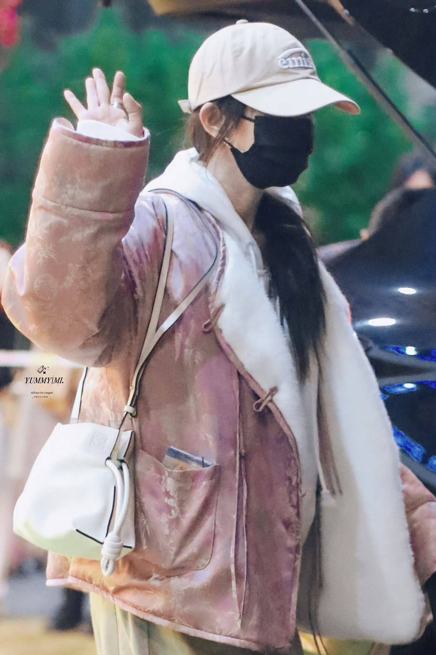 杨幂厦门机场路透 粉色棉服+卡其色休闲裤简直如草莓团子般的粉嫩