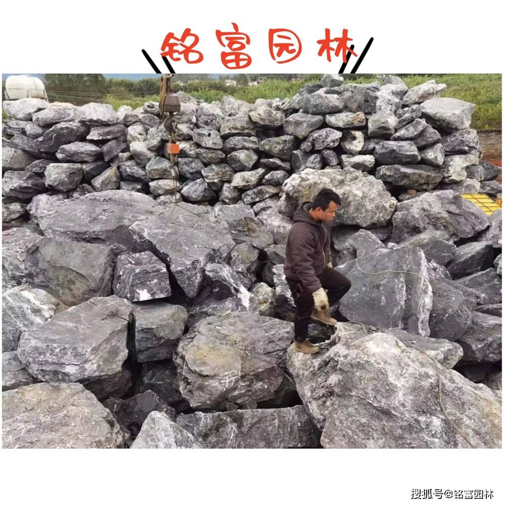 是打造跌水景观,假山石堆场的理想选择,铭富园林石场作为黑山石的主要