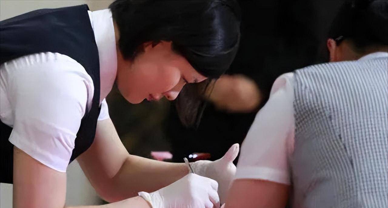 入殓师吴津娜,每年处理5000具遗体,受死者家属尊敬却被亲妈嫌弃