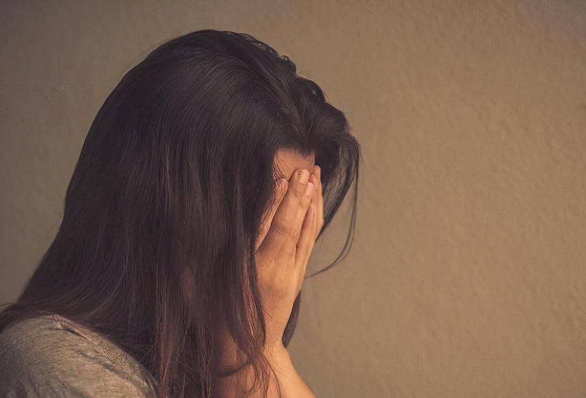 女子盗取丈夫的照片与女孩网恋,骗取钱财打赏主播,2019年被捕_孟丽_刘