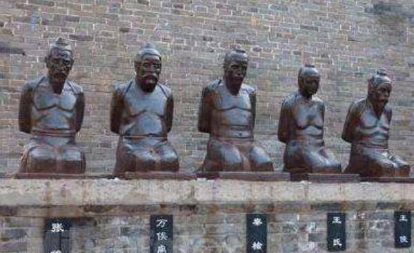 岳飞墓前曾经跪着5个人,但如今只剩下4个,第五个去哪了?