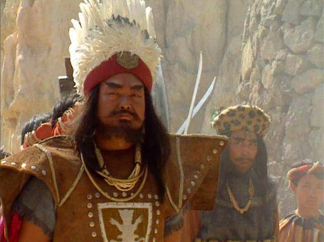 孟获在三国演义中也算是华丽出场,原著中写道:"头顶嵌宝紫金冠,身披