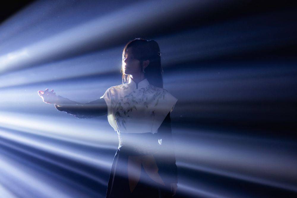 黄霄云这武侠风写真也太飒了!