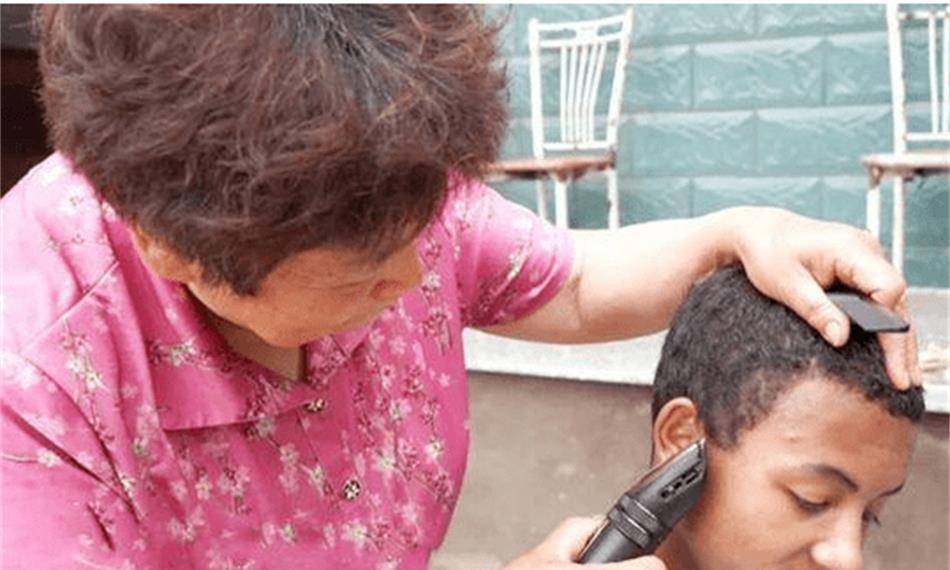 12年前,浙江农村奶奶收养了一个黑人小男孩巴比,现在怎么样了?