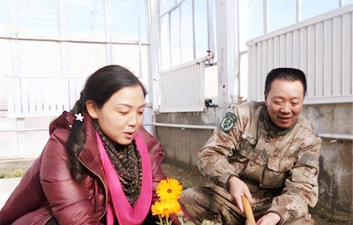 曾跪在亡妻坟前的这名军人,感动了无数国人,如今