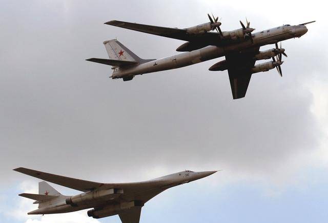 1952年,我空军英雄击落一架b29轰炸机,成功捍卫祖国领空_上海_中国海