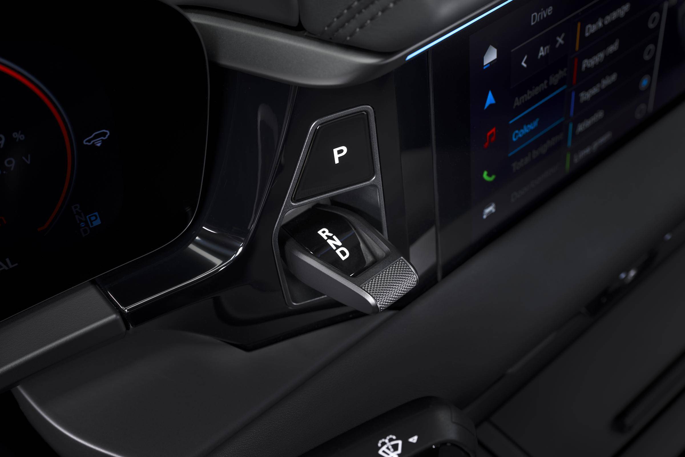 据了解,全新保时捷纯电动macan的车机系统支持carplay及android手机