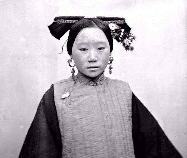 其中清朝的宫廷剧在这几年更是大火,可剧中的女性人物如嫔妃,格格们都