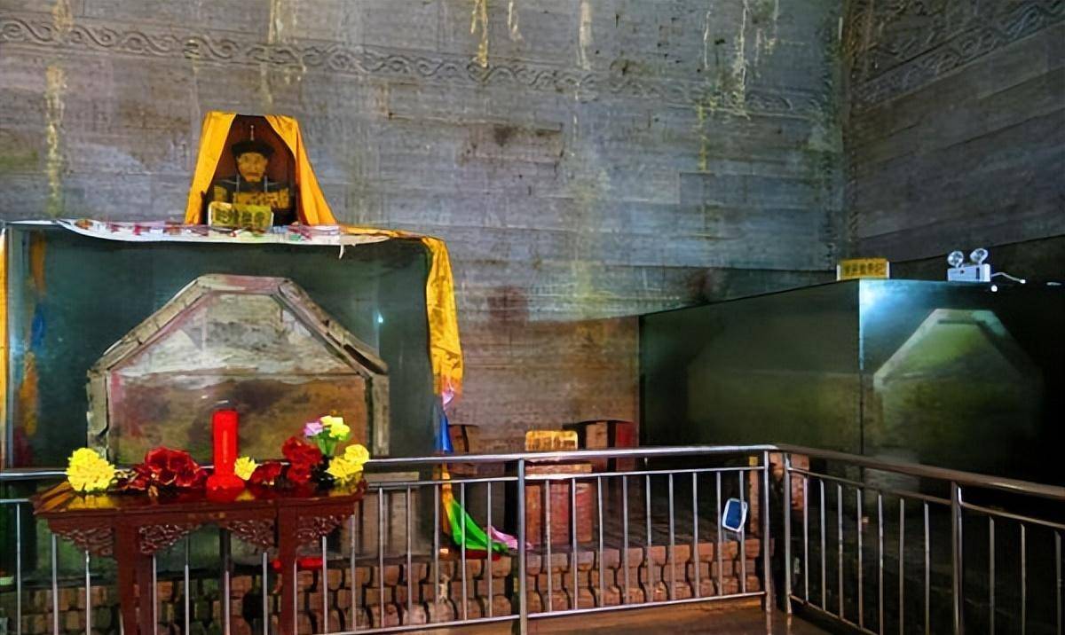 因为乾隆的尸体被放在两层棺材里,所以棺材又大又重,同时被放在石床上