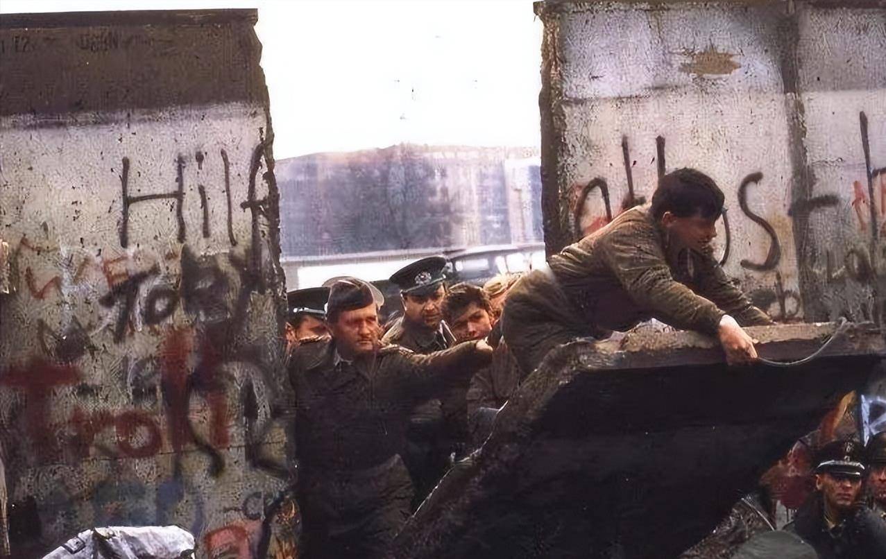 东柏林和西柏林是如何分开的?柏林墙是谁修的?