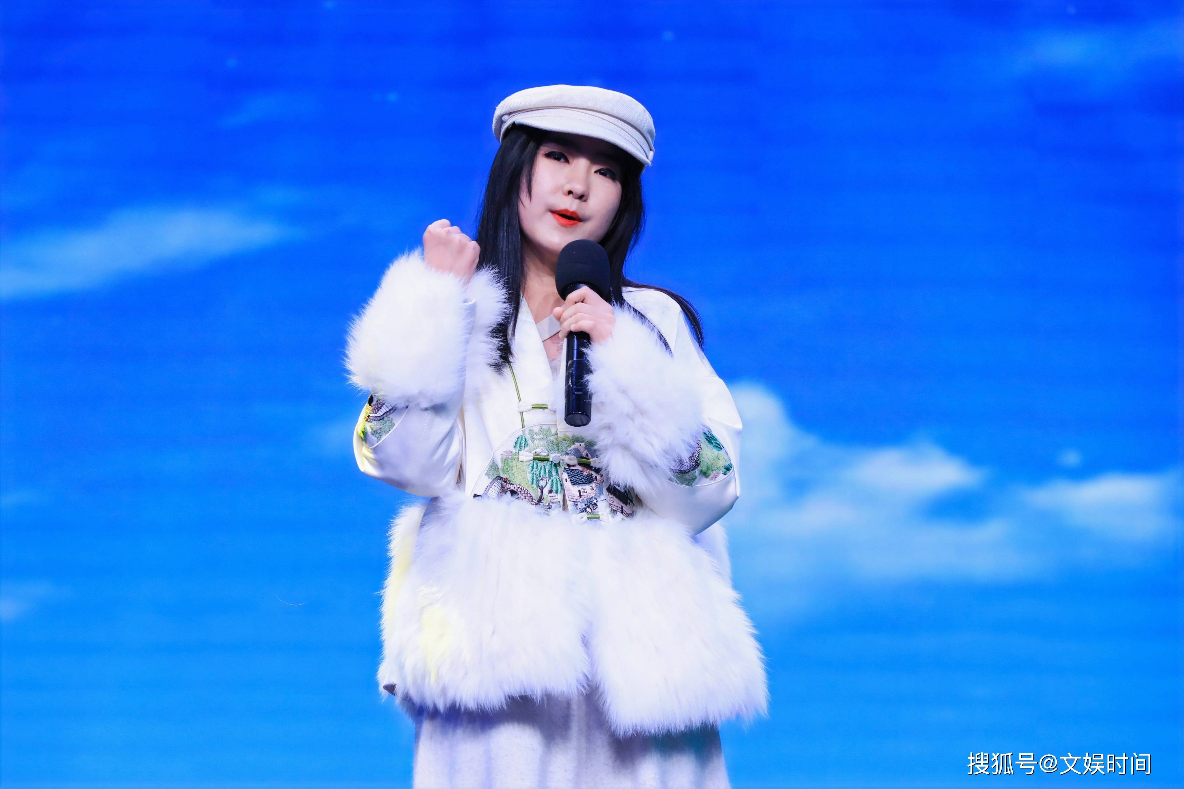 许穆姚携单曲《青春歌唱》参加央视频晚会录制