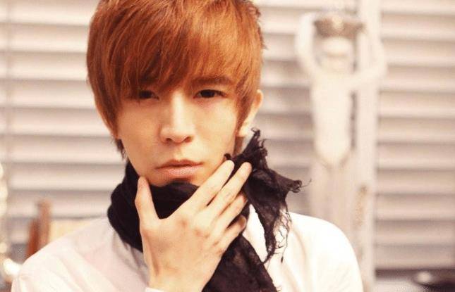 其实在郭敬明小学的时候,他就已经已经开始向各大杂志社投稿,由于他