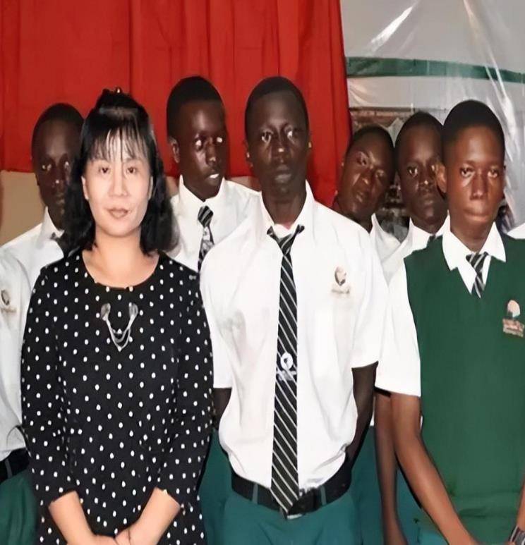 清华才女王丽红:为爱远嫁非洲酋长儿子,26年过去已成中国代言人_苏玛