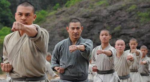 红了40年的刘德华,为什么总被人说"半桶水","刘三首"?