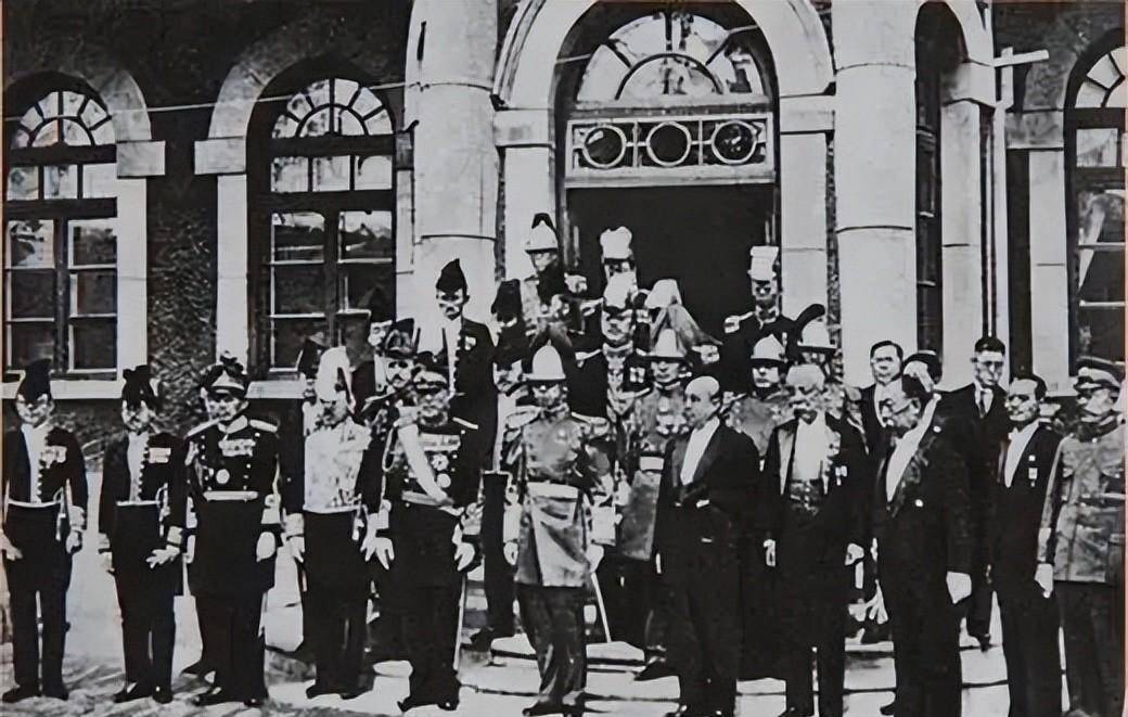 并为此举行了关东军大演习,还成立了关东防卫军,由山下奉文中将出任