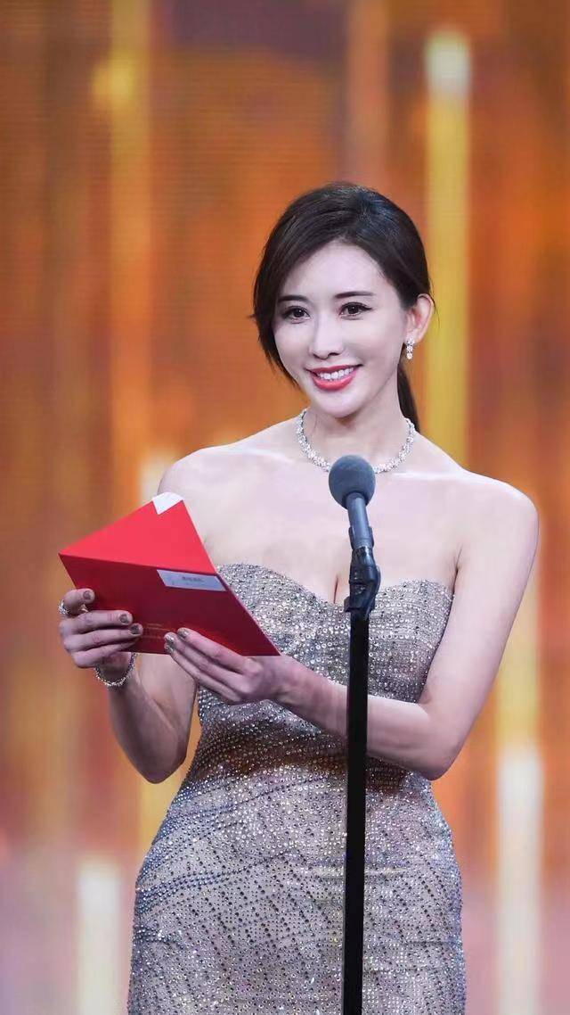 林志玲两次穿裙子的谜之操作,让家暴一词成为身上揭不掉的标签