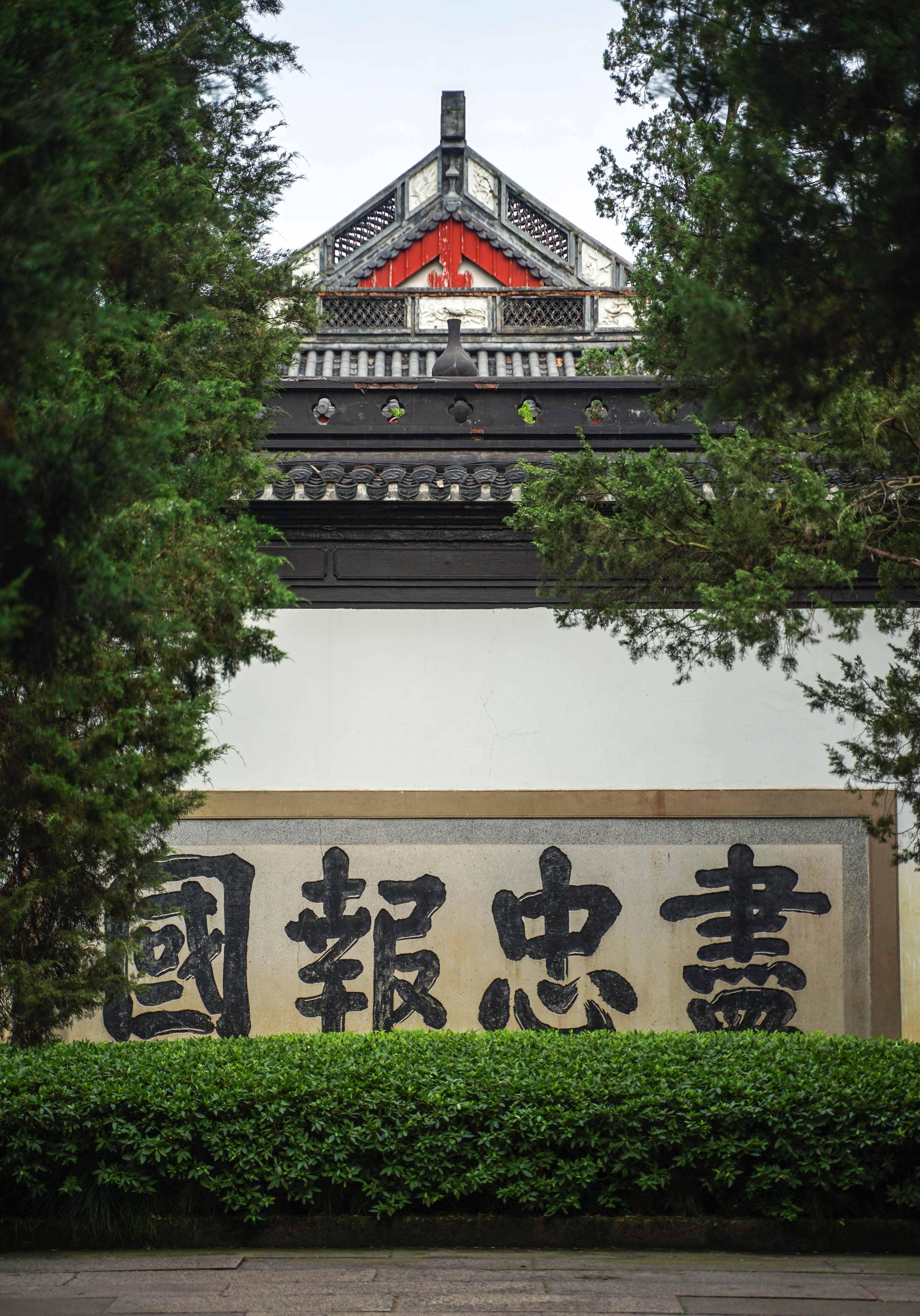 杭州西湖旁,葬着一位民族英雄,陷害他的人在墓旁跪了千年_岳飞_岳王庙