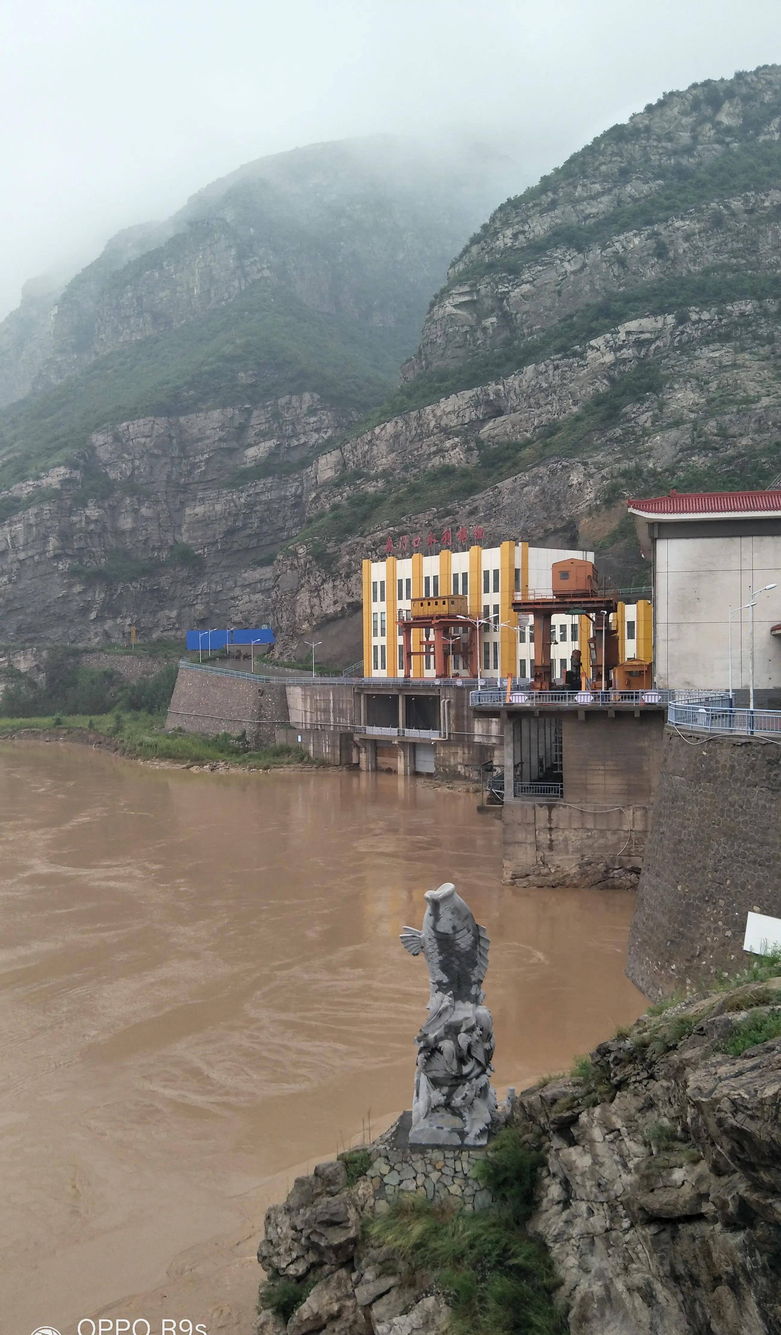 山西正在冒雨趕修沿黃1號旅遊公路,原礦山路上重修的,水利樞紐後隧道