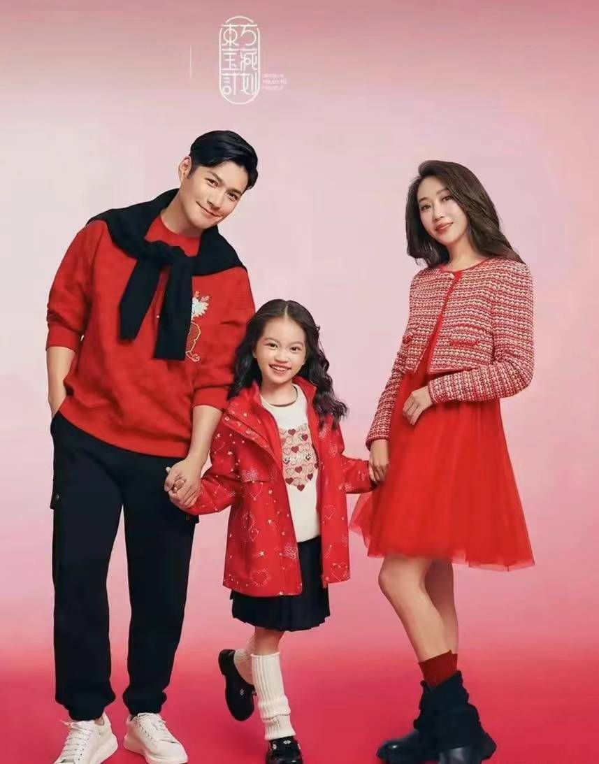 杜若溪,严屹宽一家:红装迎新年的温馨与时尚_红色_女儿_家庭