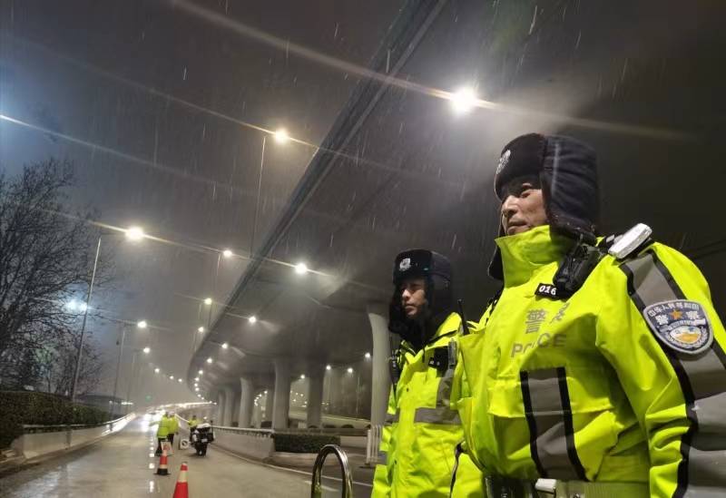 啟動三級響應 青島交警備戰降雪惡劣天氣_南京路_路口