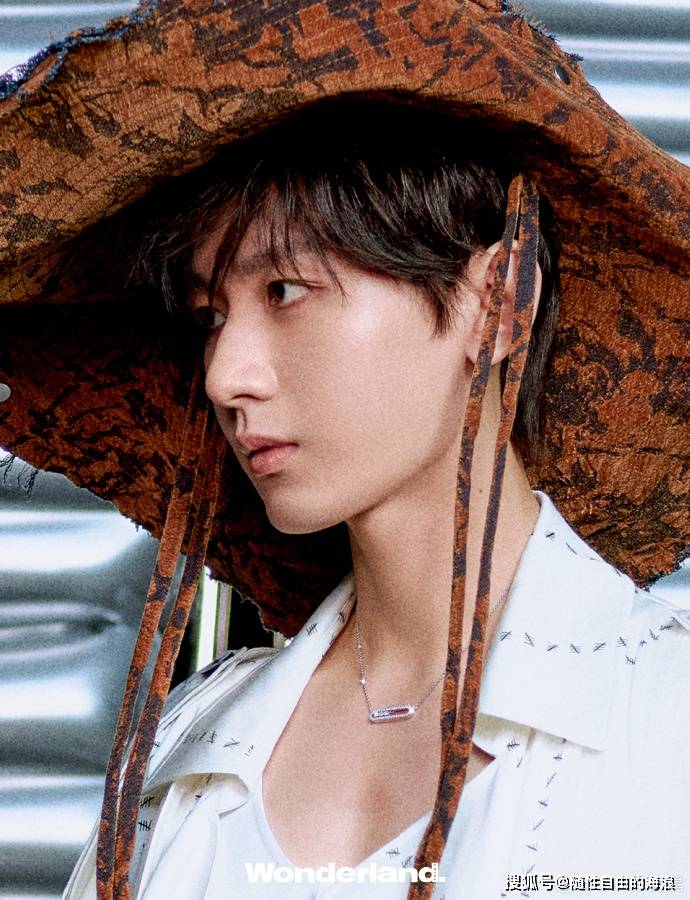 成毅《wonderland》封面照大片曝光,展现多重魅力让人眼前一亮_时尚