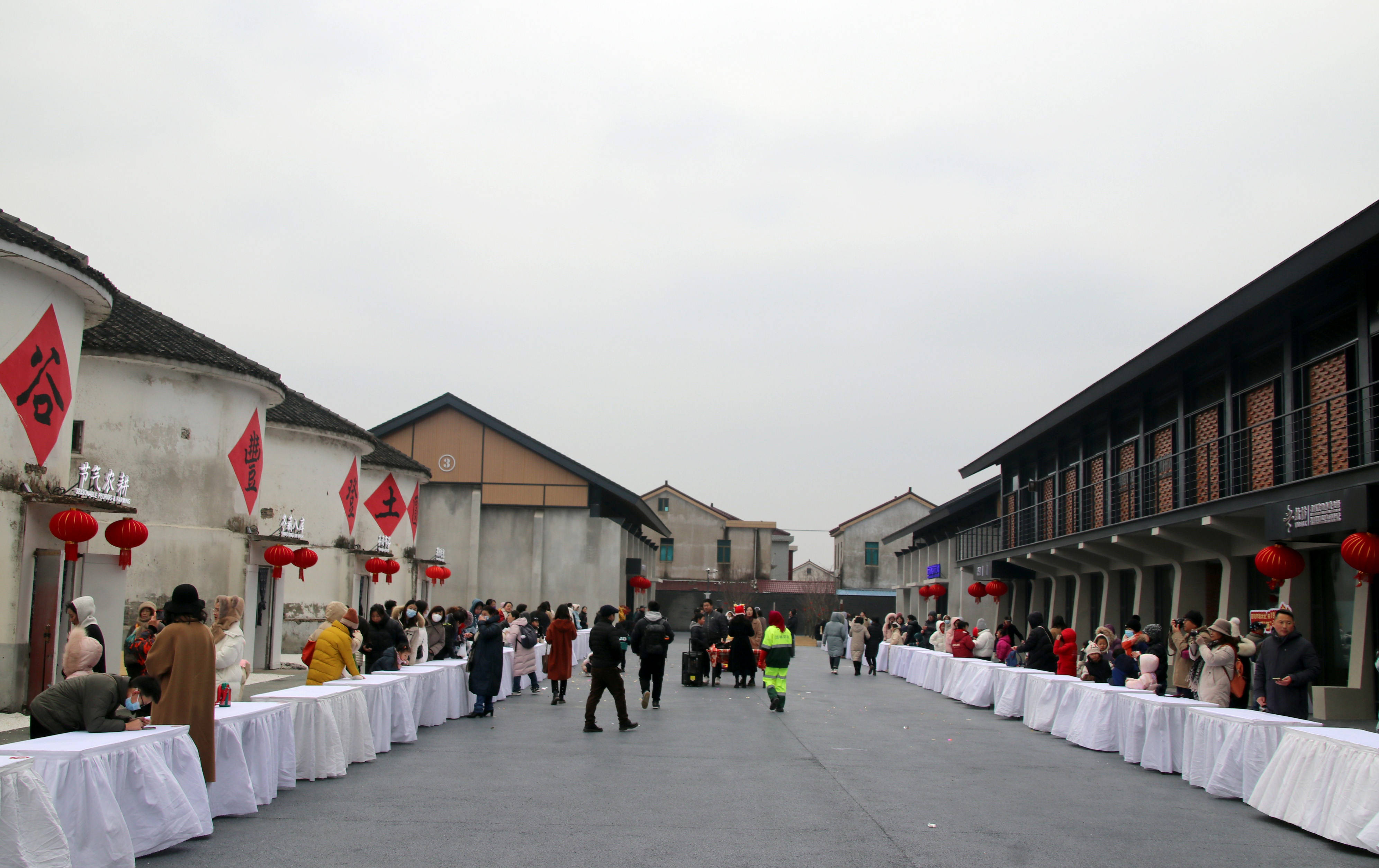 苏州市相城区阳澄湖镇消泾村:百人齐聚仓坊手作年糕 长桌宴请八方喜迎