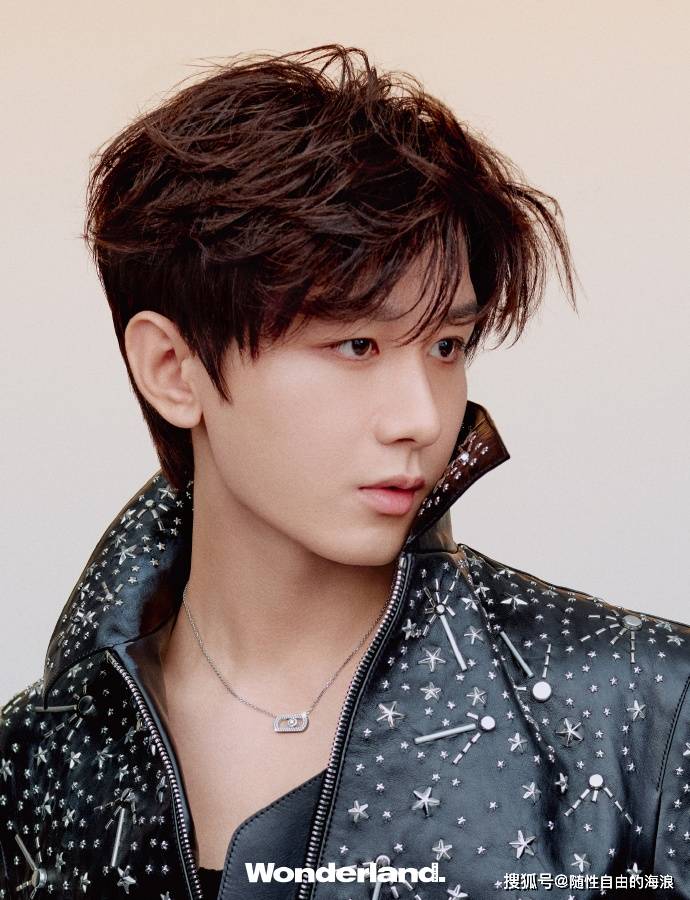 成毅《wonderland》封面照大片曝光,展现多重魅力让人眼前一亮_时尚