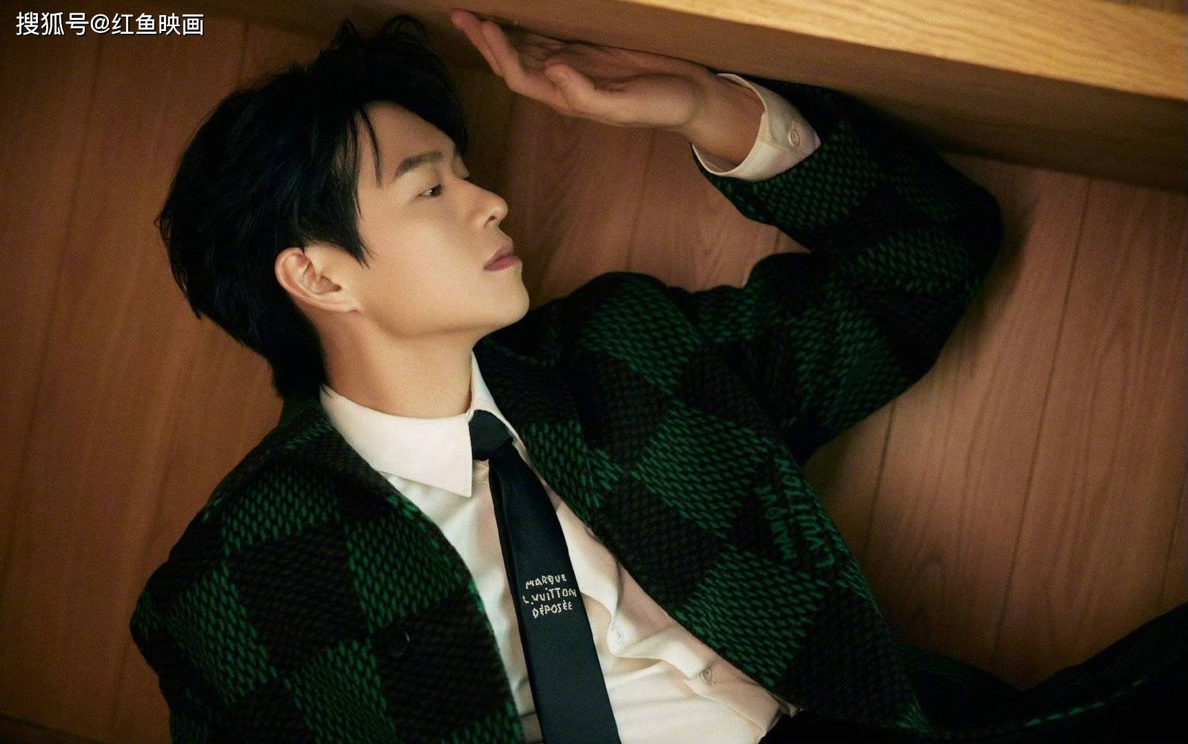 魏大勋 绿色棋盘格纹写真