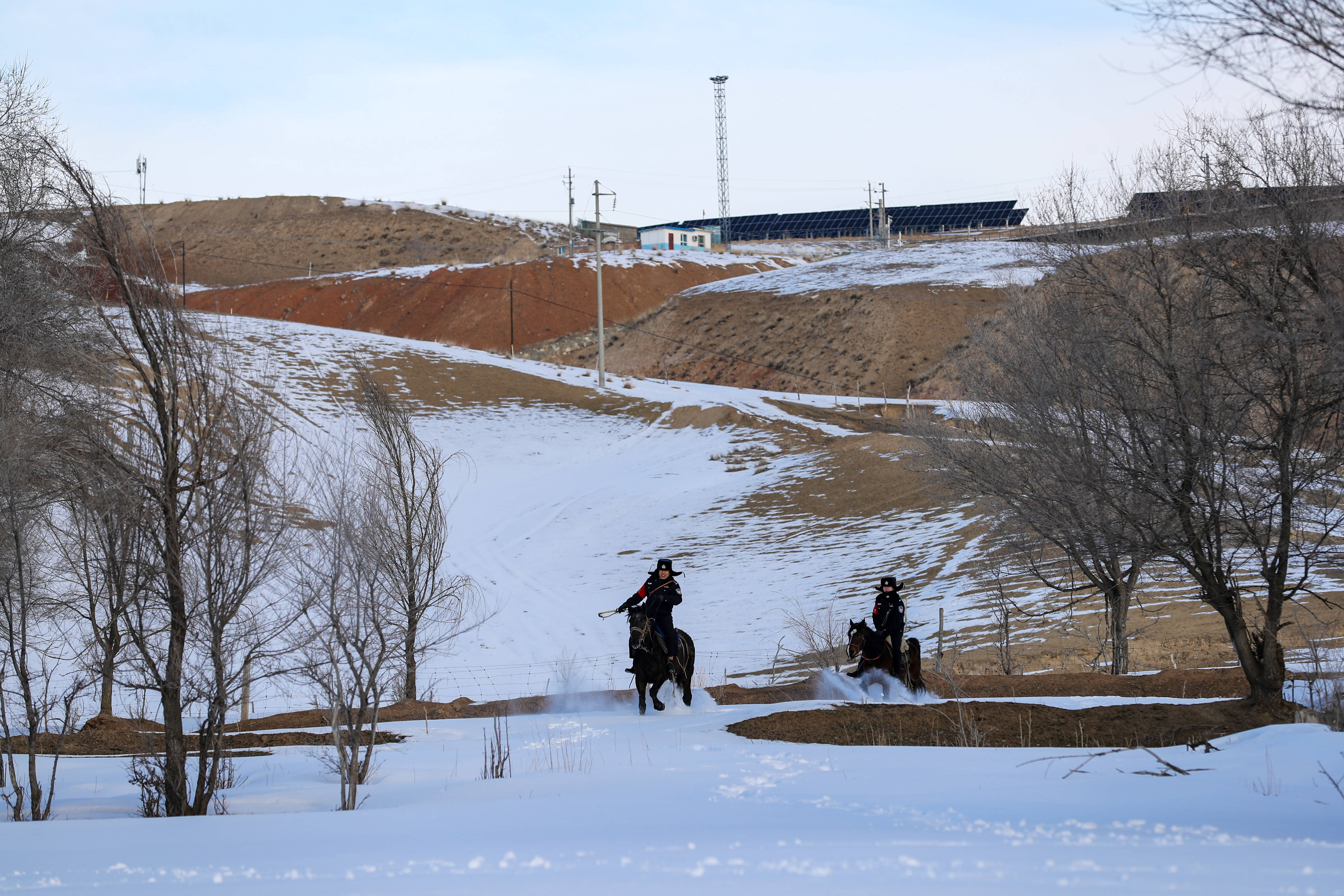 1月28日,伊宁站派出所民警克服恶劣天气,高山牧区,积雪深厚等困难