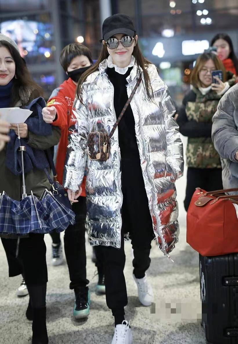唐嫣惊艳现身,银色羽绒服成时尚焦点_造型_气质_黑色