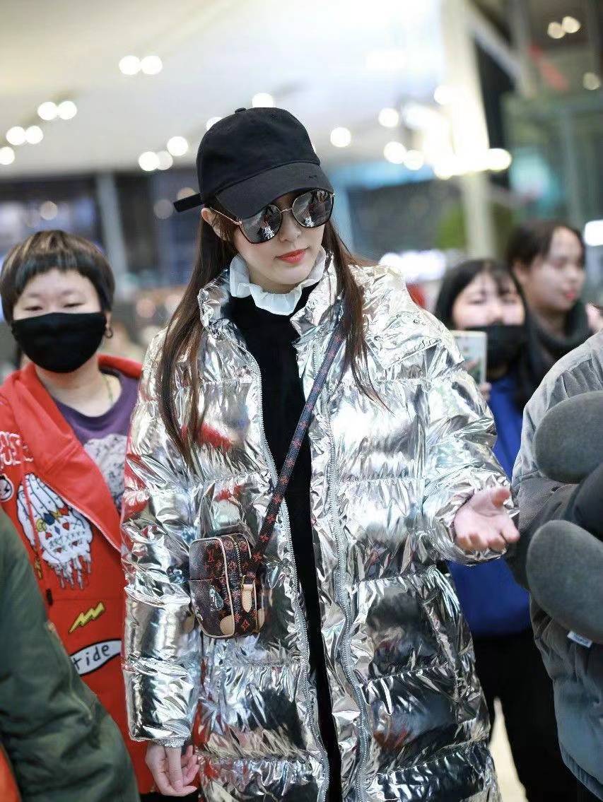 唐嫣惊艳现身,银色羽绒服成时尚焦点_造型_气质_黑色