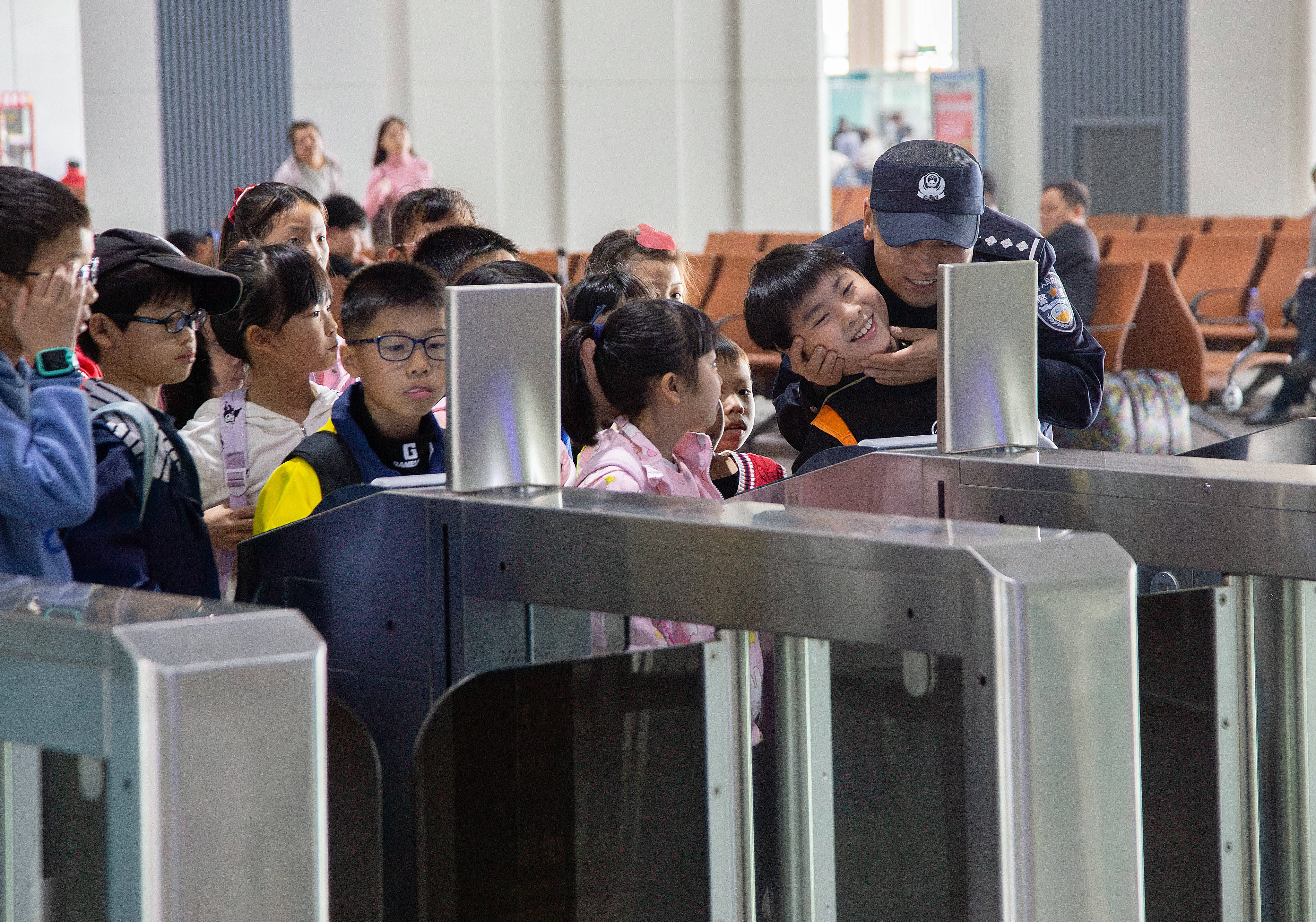 深圳铁路公安处 张卫星 摄故事:1月31日,遂宁车站派出所组织联合