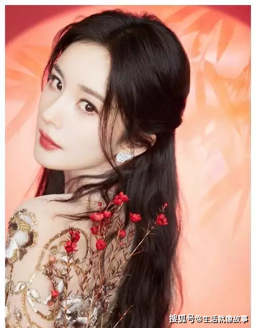 杨幂惊艳亮相,紧身透视裙勾勒完美曲线,散发迷人少妇魅力