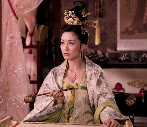 看着镜子画眉呢,"揽镜画眉,闻知乱起,逃至右延明门,追兵赶到,斩其首级